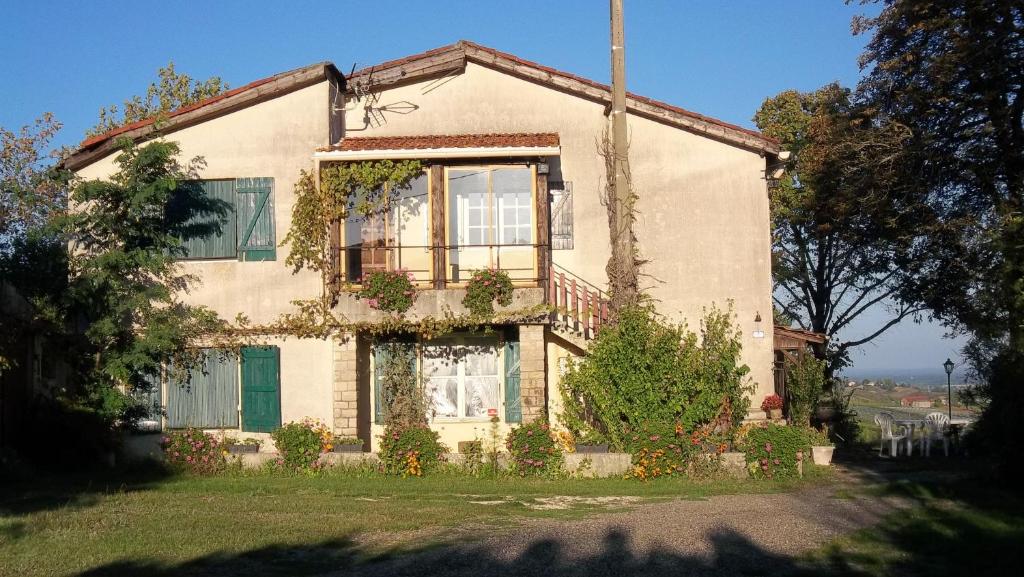 uma grande casa com uma janela e uma varanda em Maison de 3 chambres avec piscine partagee jardin clos et wifi a Moissac em Moissac