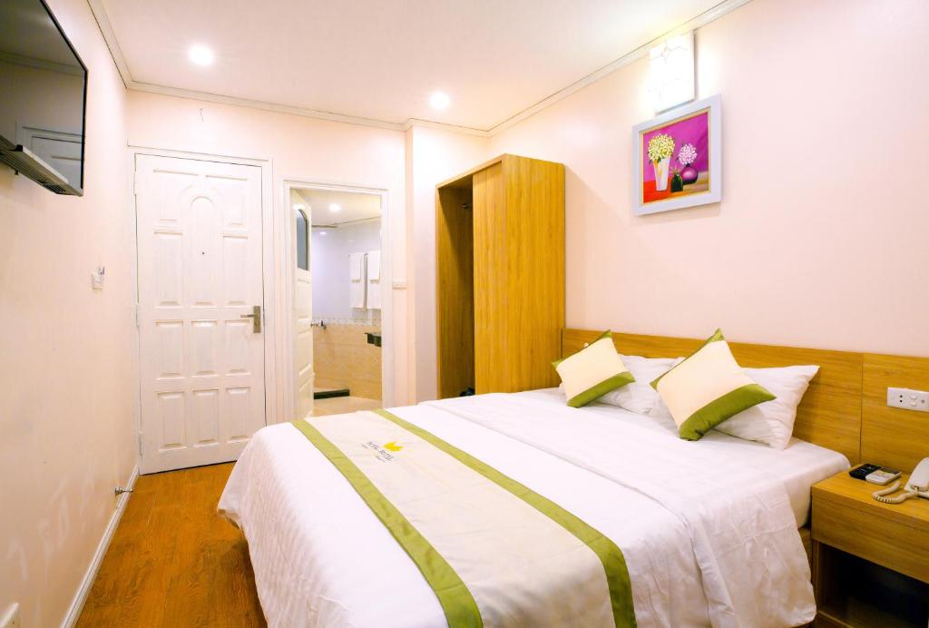 Postel nebo postele na pokoji v ubytování Royal Hotel Ha noi