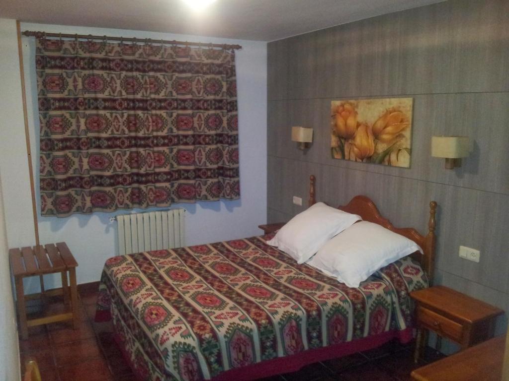 une chambre d'hôtel avec un lit et une fenêtre dans l'établissement Apartamentos Petronilla, à Benasque