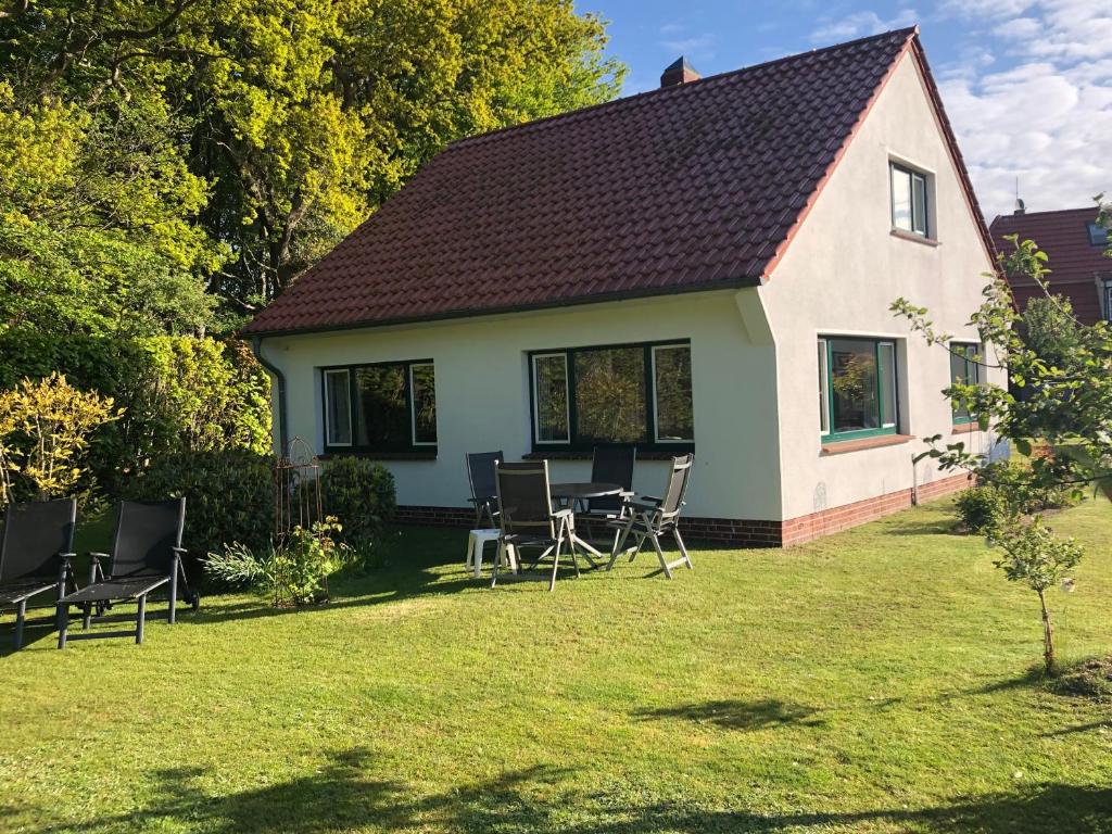 una casa blanca con sillas en el patio en Haus 1, en Wyk auf Föhr