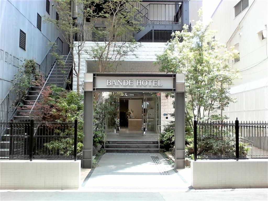 un bâtiment avec un panneau indiquant l'hôtel de bandille dans l'établissement Bande Hotel Osaka, à Osaka