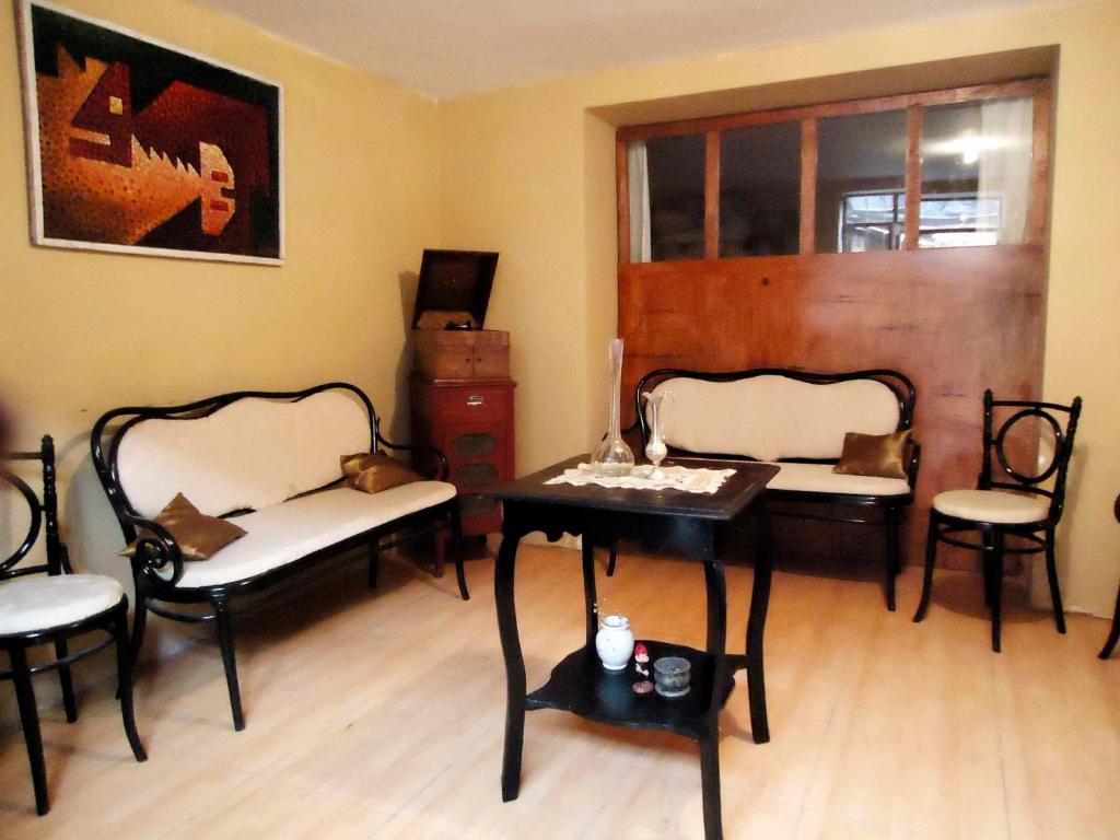 Posezení v ubytování Emperatriz Guest House