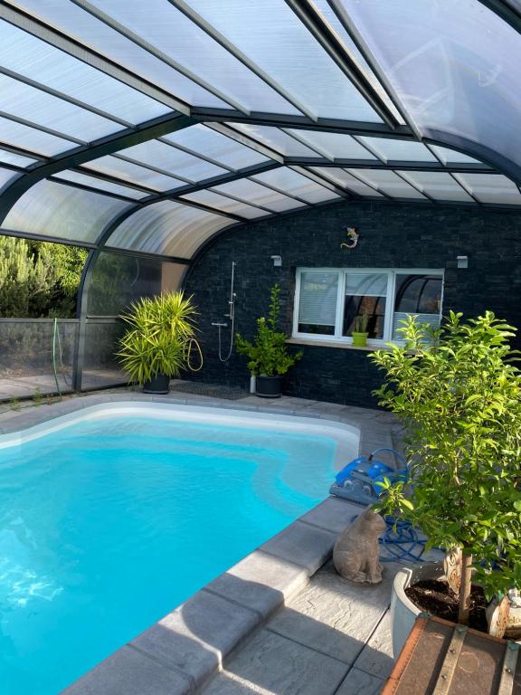 Bazén v ubytování O Rendez Vous maison mitoyenne Piscine chauffée mars-octobre nebo v jeho okolí