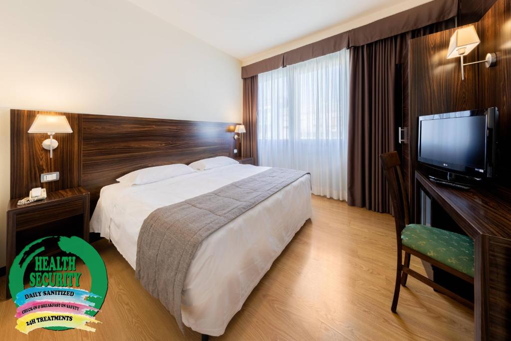 Televízia a/alebo spoločenská miestnosť v ubytovaní Hotel Delfino Venezia Mestre