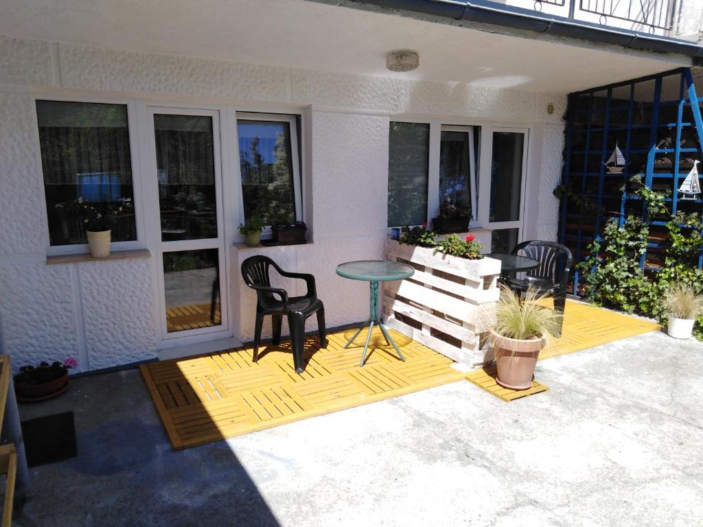 a patio with chairs and a table on a house at MORSKIE FALE in Kołobrzeg