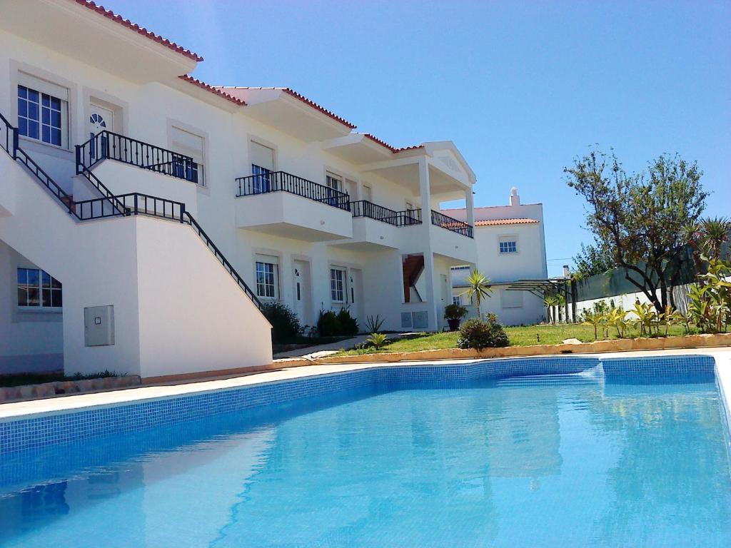 Foto de la galería de One bedroom apartement with city view shared pool and enclosed garden at Albufeira 2 km away from the beach en Albufeira