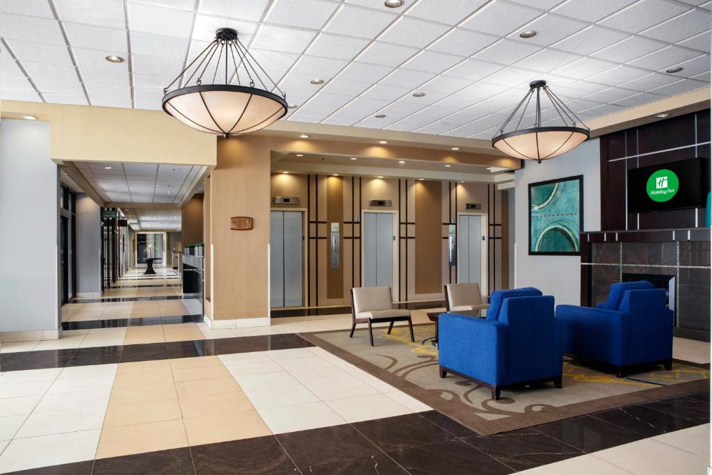 Лобби или стойка регистрации в Holiday Inn Binghamton-Downtown Hawley Street by IHG
