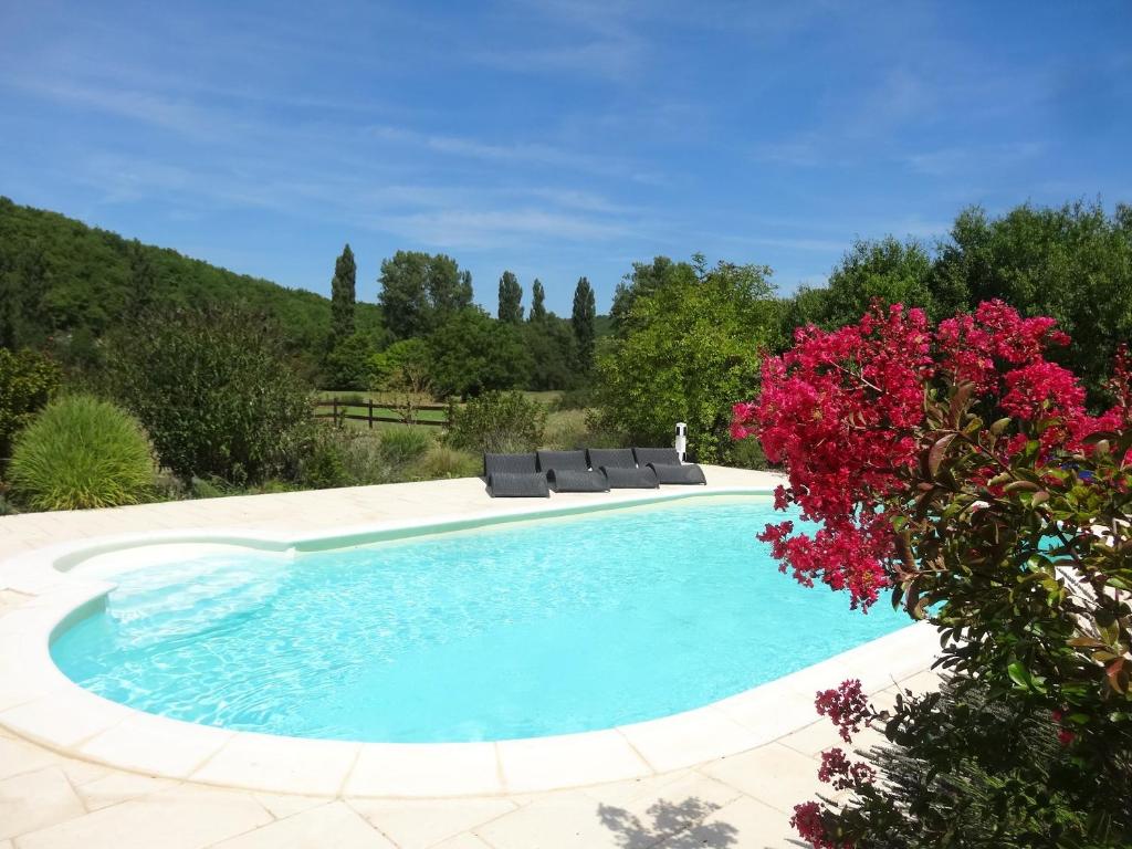 Bazén v ubytování Villa élégante à Léobard avec piscine nebo v jeho okolí