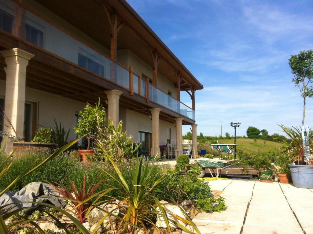 un edificio con patio y plantas en Appartement de 3 chambres avec vue sur le lac piscine privee et jacuzzi a Catonvielle, en Catonvielle