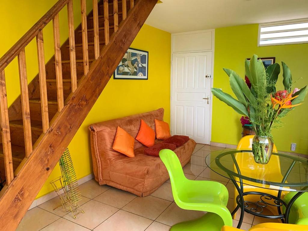 Posezení v ubytování Maison cosy à Le Gosier avec vue