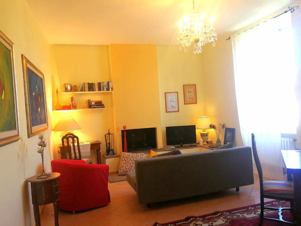 sala de estar con sofá y mesa en Casa Diomede, en Perugia