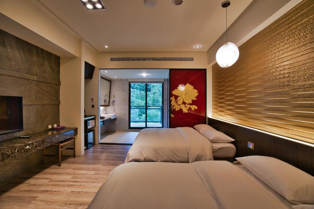 2 camas en una habitación con cocina en Taihe sun and the moon hostel en Yuchi