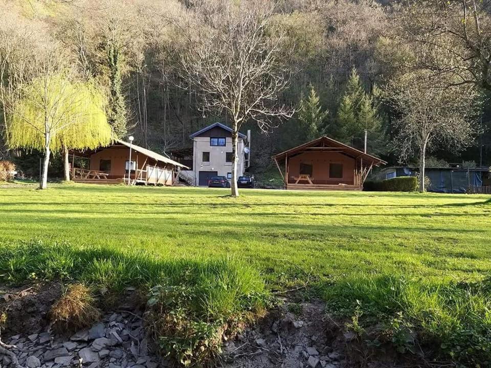 a house in the middle of a grassy field at Lodgetent in Goebelsmuhle