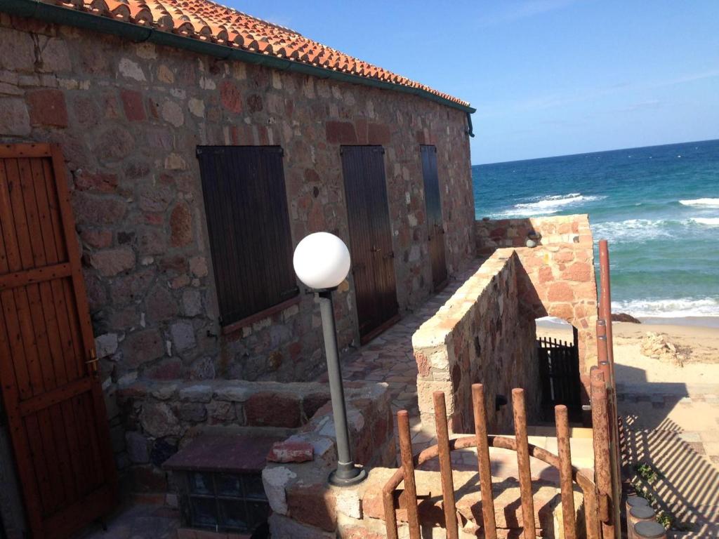 ゴンネーザにある2 bedrooms house at Gonnesa 20 m away from the beach with sea view and furnished terraceの海の背後にある海辺の建物