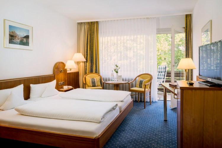 Postel nebo postele na pokoji v ubytování Kurhotel Markushof