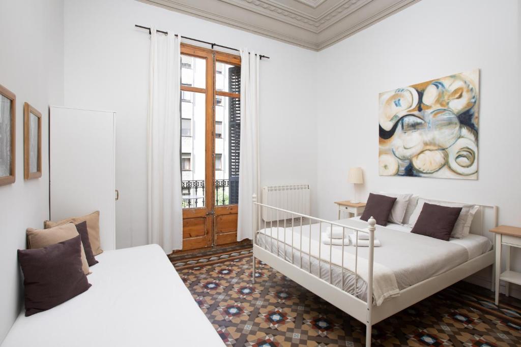 バルセロナにあるカサノバ ゲスト ハウスのリビングルーム(ベッド2台、ソファ付)