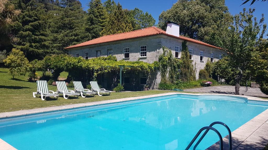 una casa con piscina frente a un edificio en Casa da Arosa, en Celorico de Basto