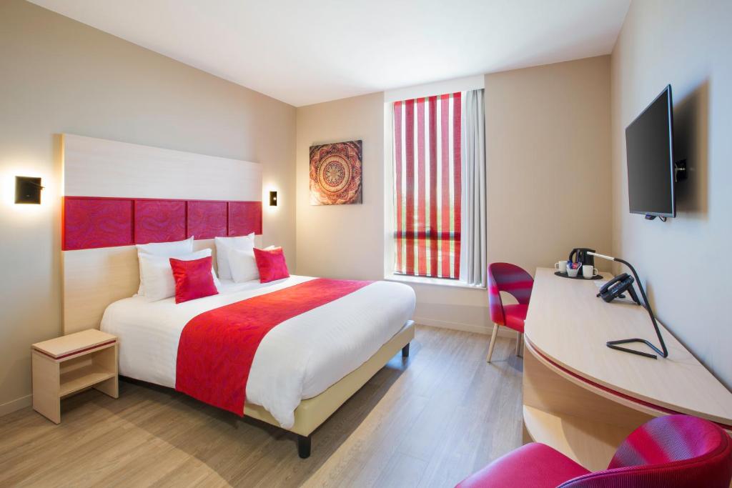 TV a/nebo společenská místnost v ubytování Best Western Plus Hôtel Escapade Senlis