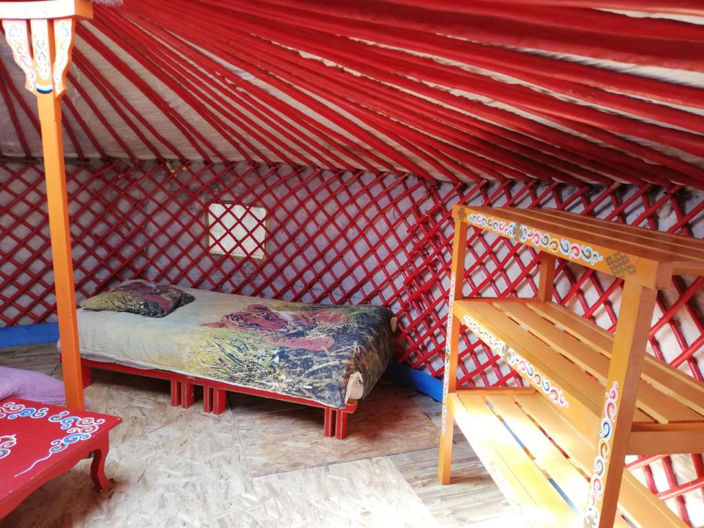 Tempat tidur dalam kamar di Yourte mongole véritable