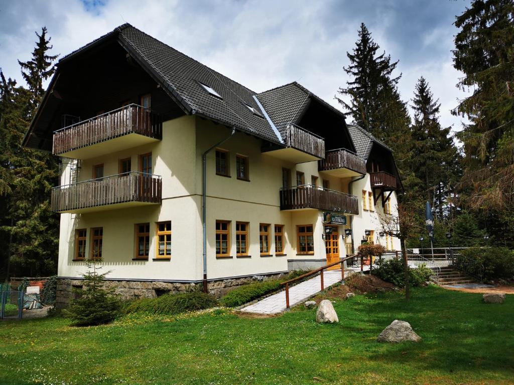 ein Haus mit Balkon an der Seite in der Unterkunft Berggasthof Kuhberg in Stützengrün