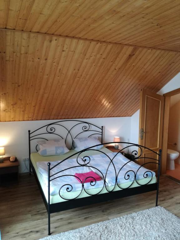 Postel nebo postele na pokoji v ubytování Vila Štefan Drevko