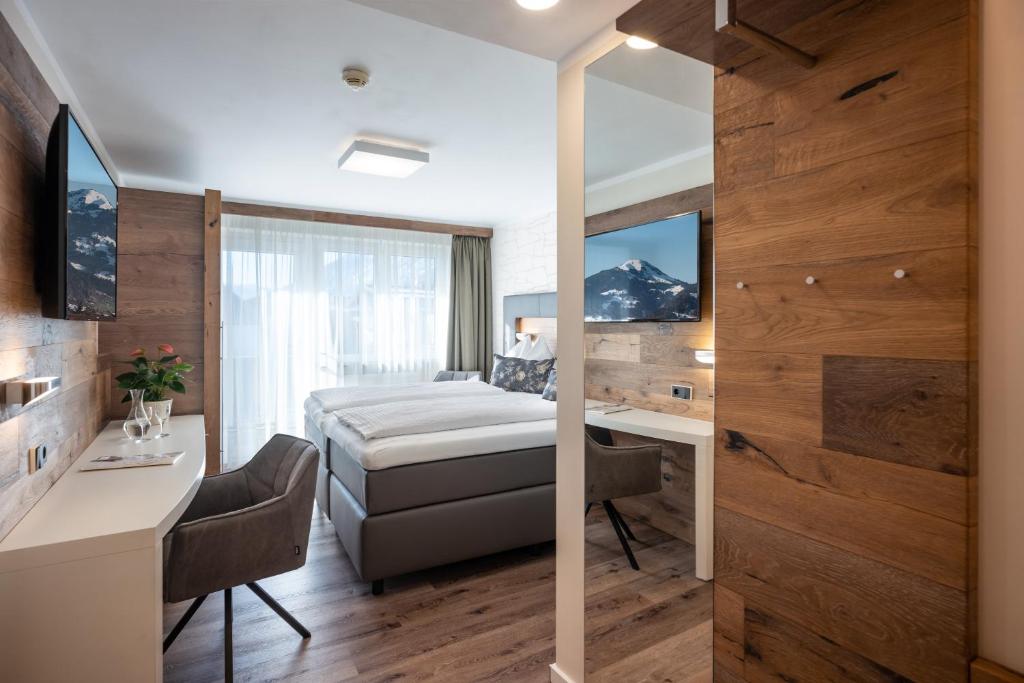 Postel nebo postele na pokoji v ubytování Hotel Baumgarten & Chalet Baumgarten