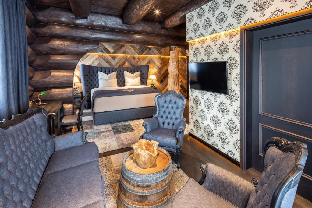 ein Schlafzimmer mit einem Bett und einem TV in einem Zimmer in der Unterkunft Timberjacks Kassel Motel in Kassel