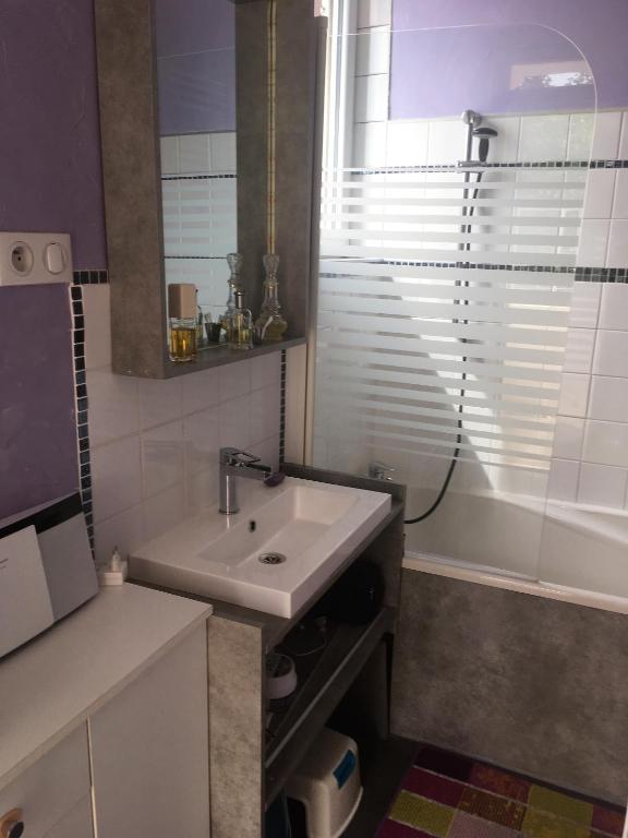 chambre d'hôte dans maison atypique possibilité 1 lit supplémentaire pour 15 euros - Chambre Double Ou Jumelle De Luxe