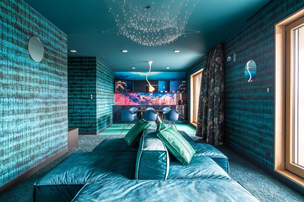 una camera con divano in una stanza con pareti blu di Laurichhof a Pirna