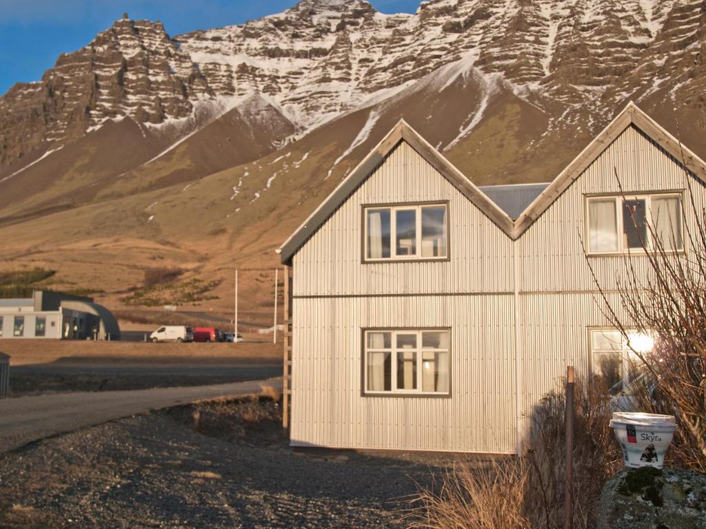 Nespecifikovaný výhled na hory nebo výhled na hory při pohledu z hostelu