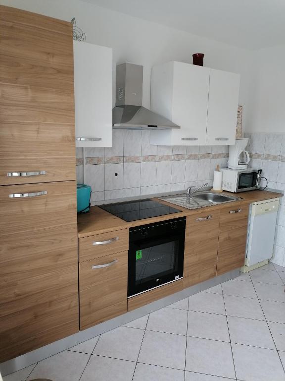 Kuchyň nebo kuchyňský kout v ubytování Kristian Apartments
