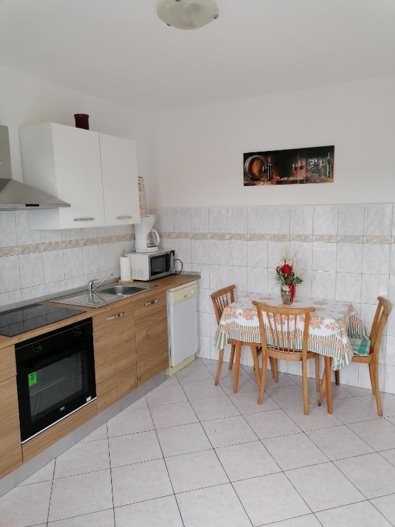 Kuchyň nebo kuchyňský kout v ubytování Kristian Apartments
