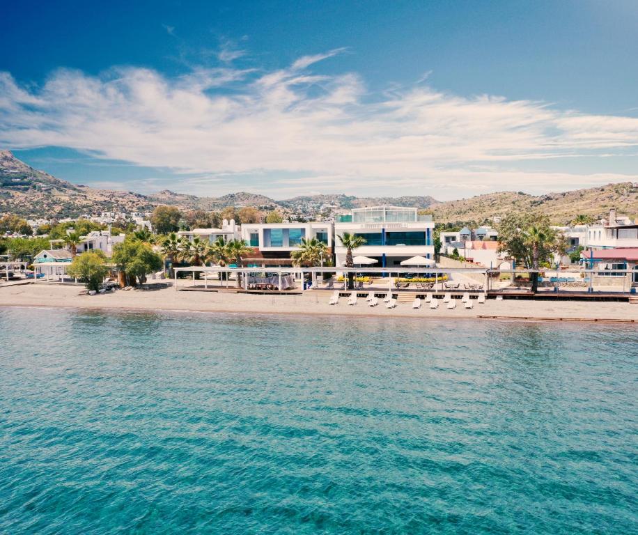 een uitzicht op een strand met gebouwen en het water bij Acropol Of Bodrum Beach Hotel in Ortakent