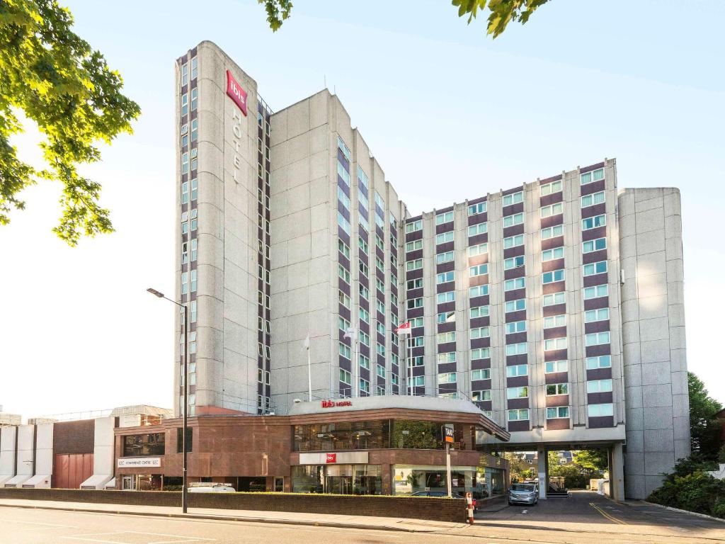 un edificio alto con un garage di fronte di ibis London Earls Court a Londra