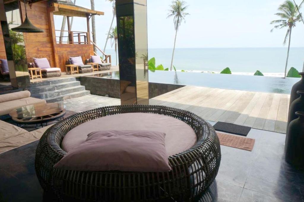 Foto da galeria de 4 bedrooms villa with sea view private pool and furnished garden at Kabupaten de Tabanan em Antasari