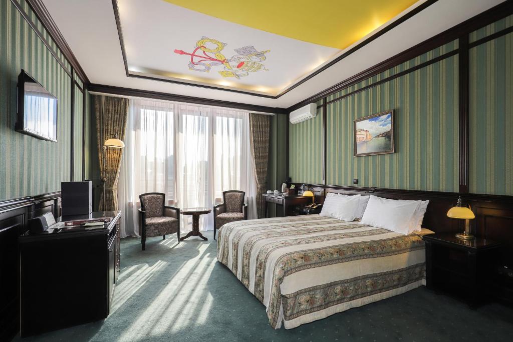 Postel nebo postele na pokoji v ubytování Attache Hotel
