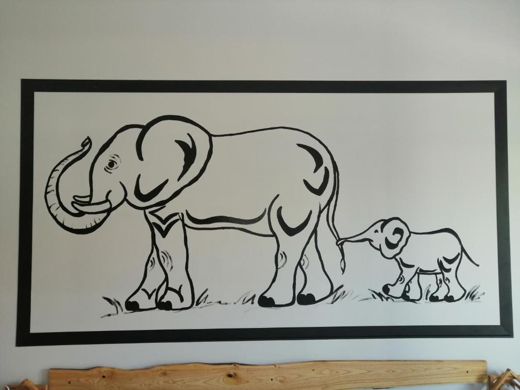 un dessin d'un éléphant et d'un bébé éléphant dans l'établissement Big Mama Jungle Rooms, à Terracine