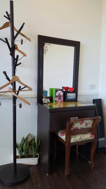 a desk with a mirror and a chair in a room at Qinbianlu B&amp;B in Jiufen