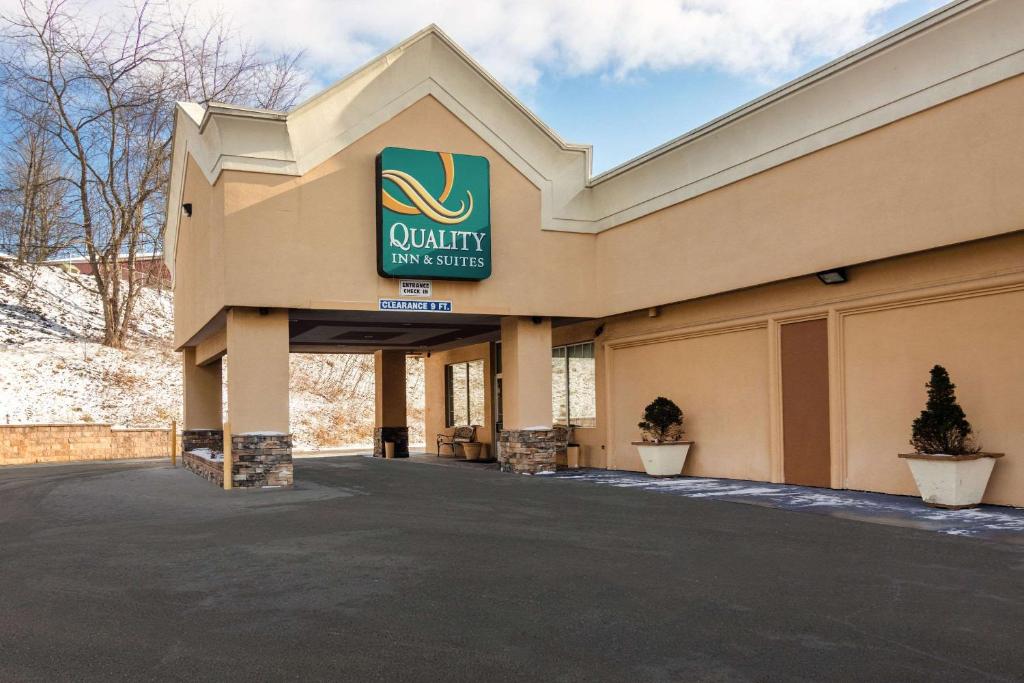 un edificio con un cartel en la parte delantera en Quality Inn & Suites Indiana, PA en Indiana