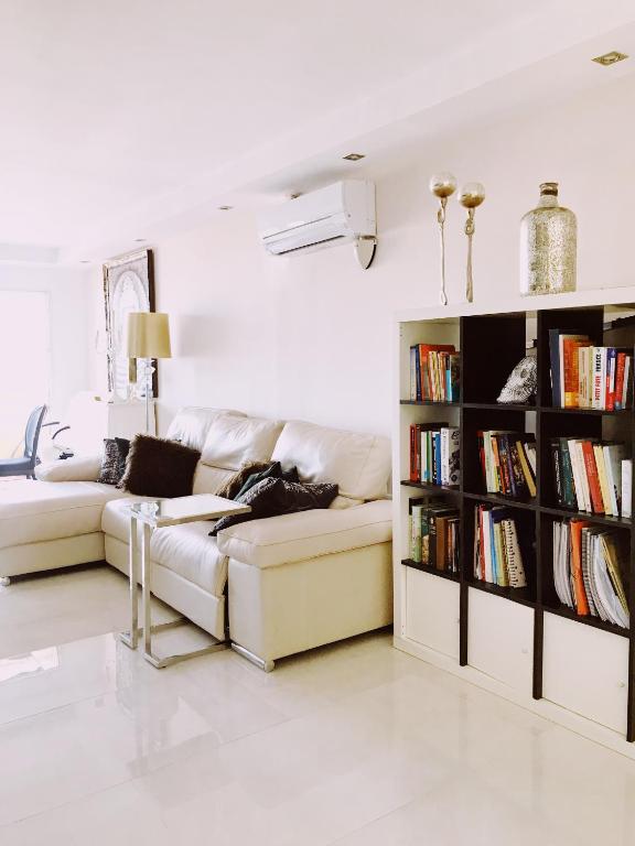 Posezení v ubytování The White Apartment: Luxury, Beach and Design