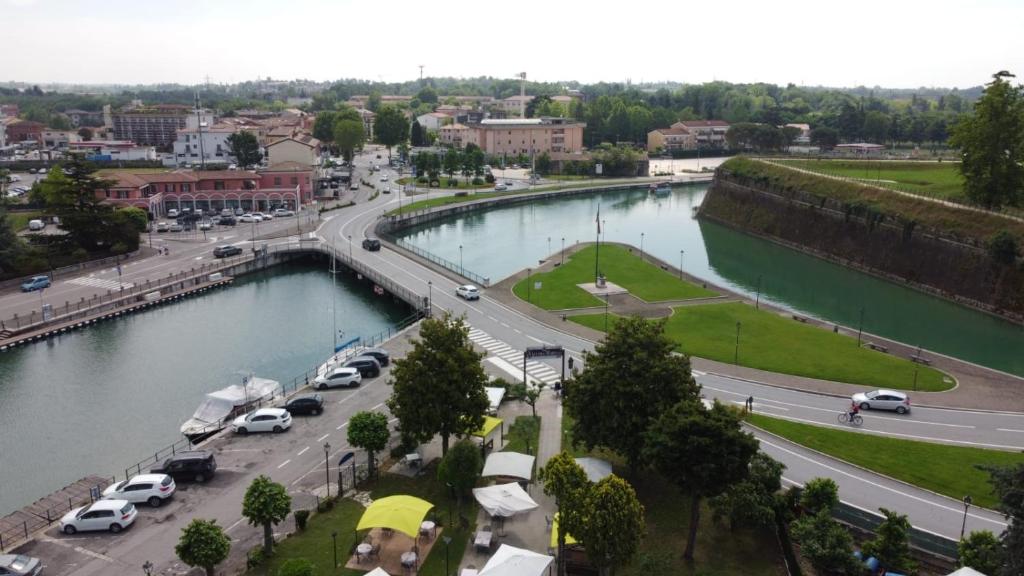Výhled na řeku, která protéká v blízkosti hotelu