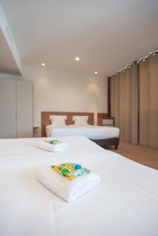 Uma cama ou camas num quarto em Hotel Lyon-ouest
