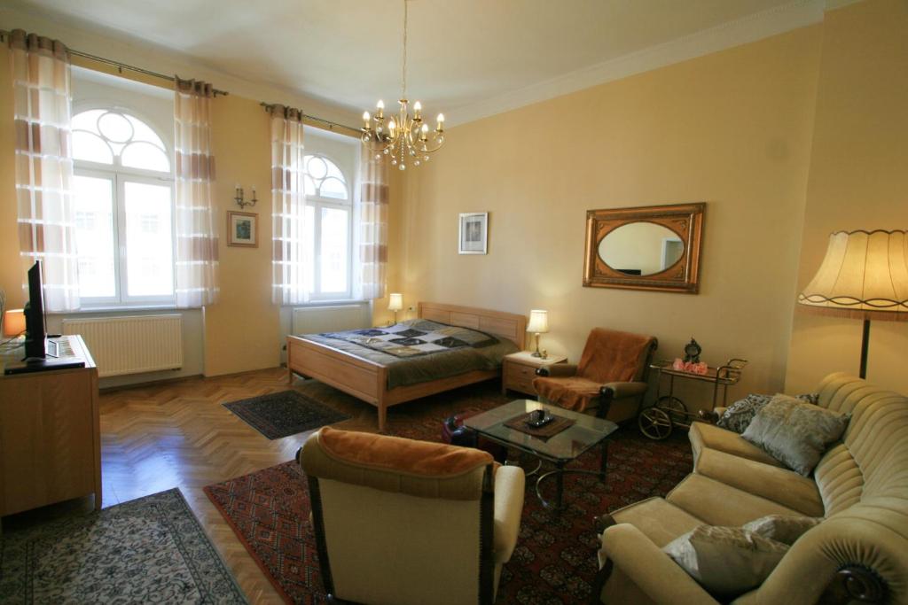 ein Wohnzimmer mit einem Sofa und einem Tisch in der Unterkunft Apartment No. 20 Jaltská 3 in Karlsbad