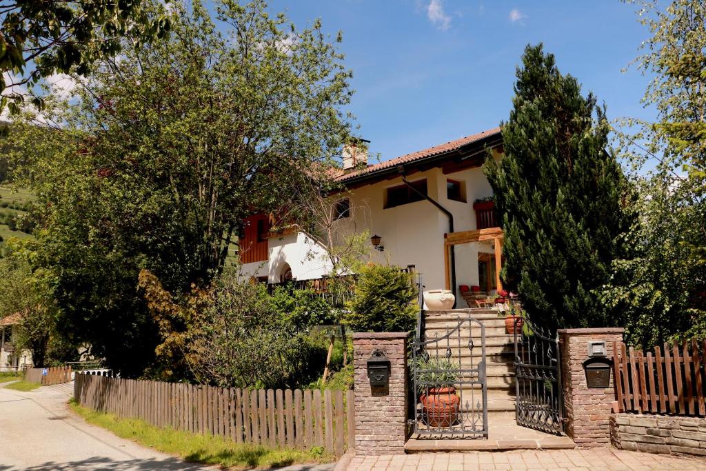 a house with a fence in front of it at B&B Frühlingsheim in Racines