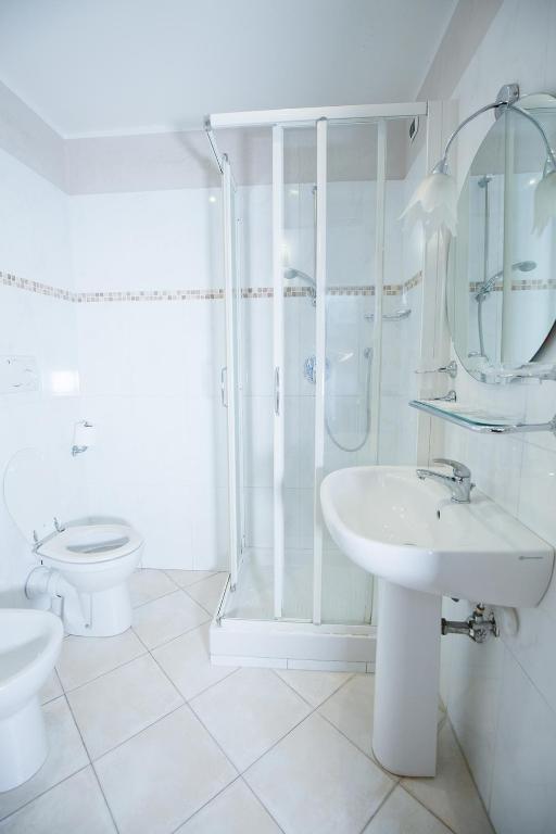 A bathroom at Hotel Angelica Firenze