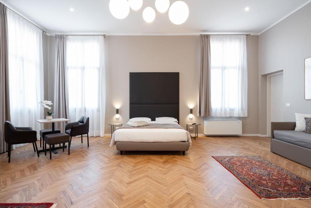 a bedroom with a bed and a couch at Hotel Palazzo Martinelli Dolfin in Venice