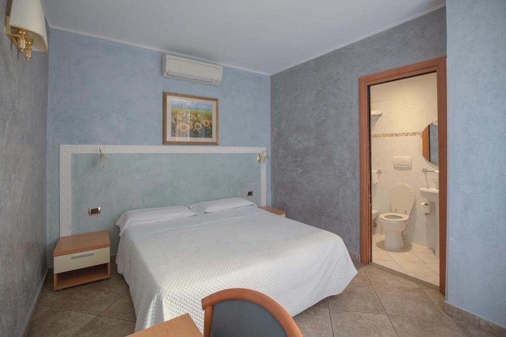 A bathroom at Hotel Angelica Firenze