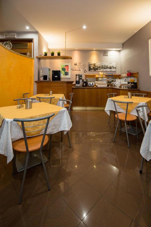 A kitchen or kitchenette at Hotel Angelica Firenze