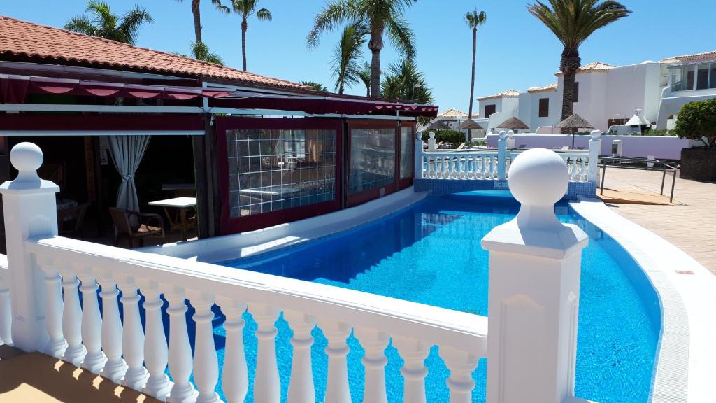 una valla blanca junto a una piscina en Villa Ola, Golf del Sur, en San Miguel de Abona