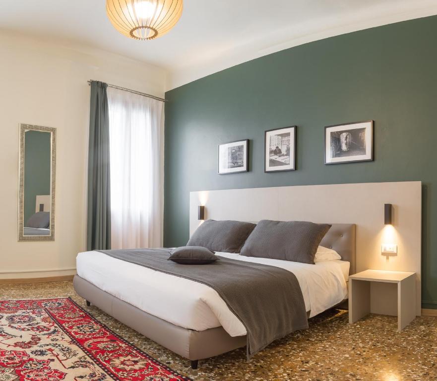 Un dormitorio con una cama grande y una ventana en Grand Canal Suite by Wonderful Italy, en Venecia